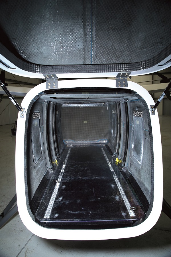 The cargo bay is designed for VDA 4500 standard containers optionally loaded on a 1200 x 800 mm EURO pallet; two EURO pallets or four of the standard’s 800 x 600 mm containers will fit end to end inside