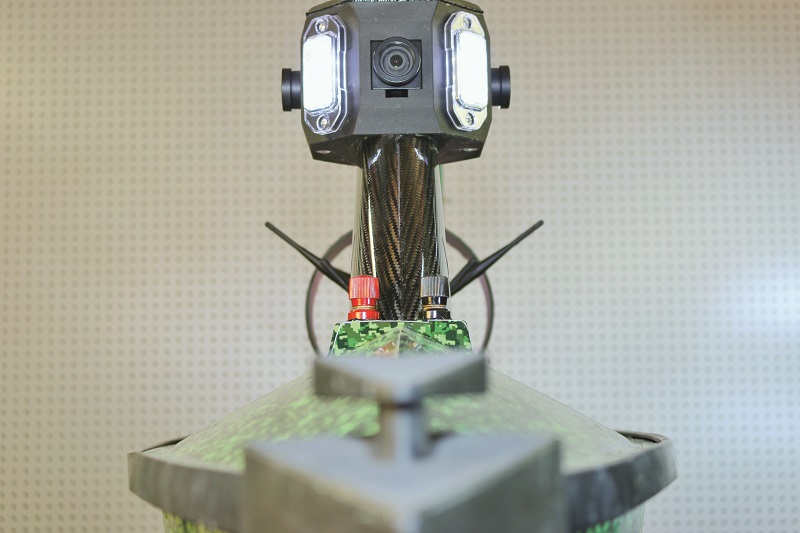 A camera mast in the middle on top of the hull houses four HD cameras, enabling 1080p panoramic videos to be taken of the Tiburon’s surroundings