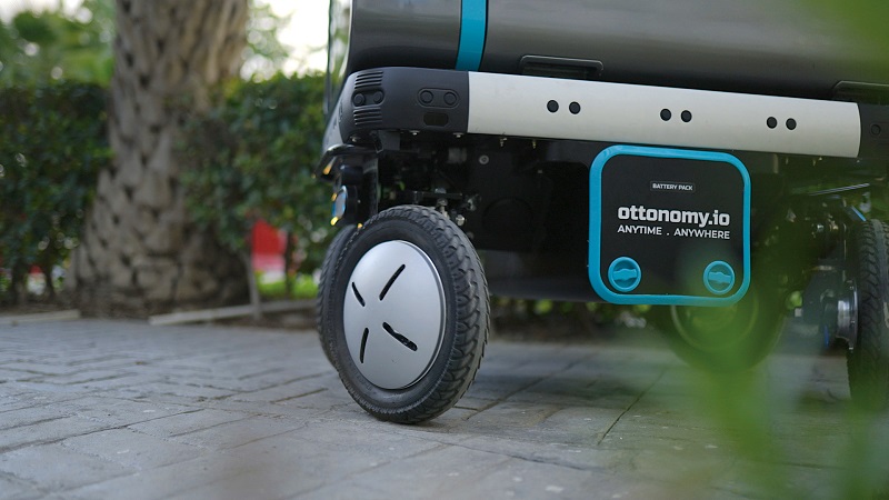 An LFP battery pack sits at the bottom, a cell chemistry that meets Ottonomy’s requirements for safety and customisation over NMC