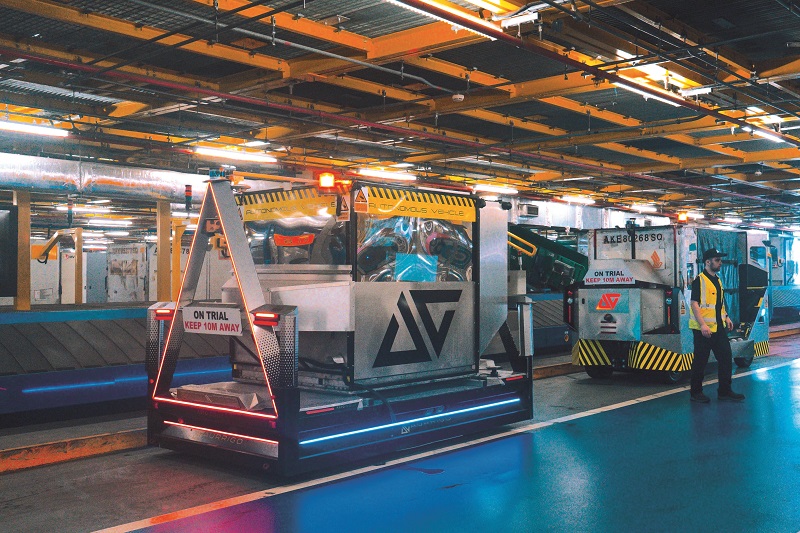 Aurrigo’s Auto-Dolly (left) and Auto-DollyTug, working in a baggage facility at Changi Airport, Singapore (Courtesy of Aurrigo)