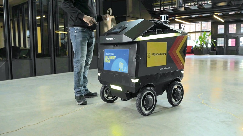 The Ottobot 1.0 featured upwards-opening hatch doors and fixed wheels, rather than sliding doors and 4WD