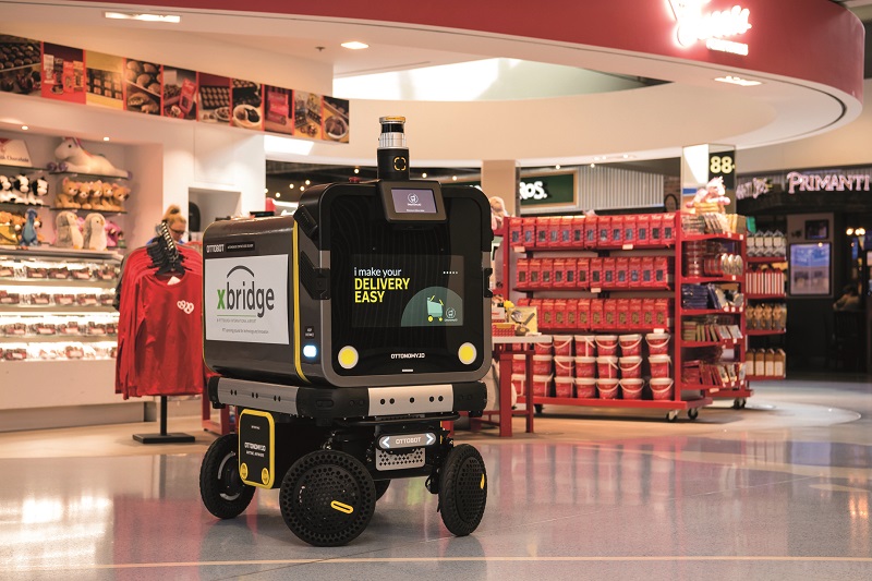 The Ottobot 2.0’s 4WD enables it to rotate on the spot and sidestep as needed in order to navigate through crowds without bumping into people