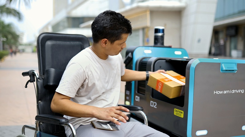 The ‘bread bin’ type sliding door makes package hand-off easier for differently abled customers