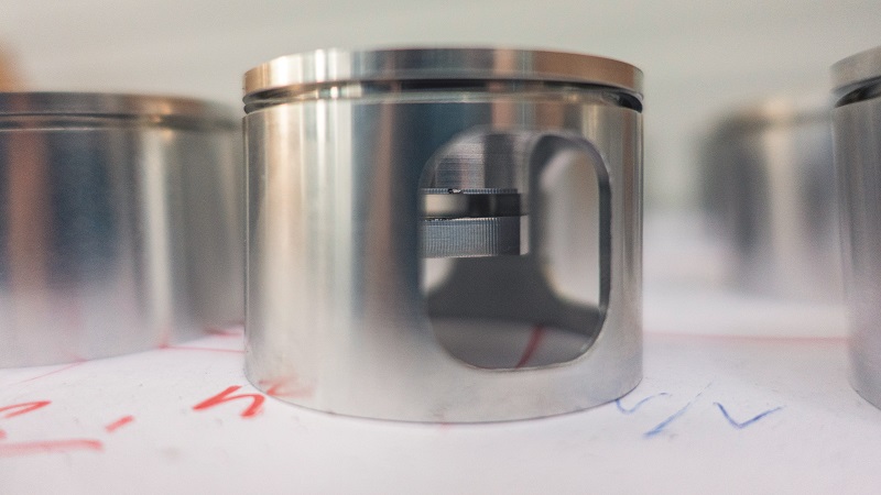 As each piston strokes four times per shaft revolution, one piston ring is enough for sufficient oiling and compression of the cylinders
