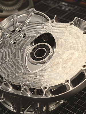 To cool the rotor and its bearing, supercharged air (with fuel and oil) passes at high speed through the ‘lemon’ and into the rotor’s apexes, where it lubricates and cools its surroundings