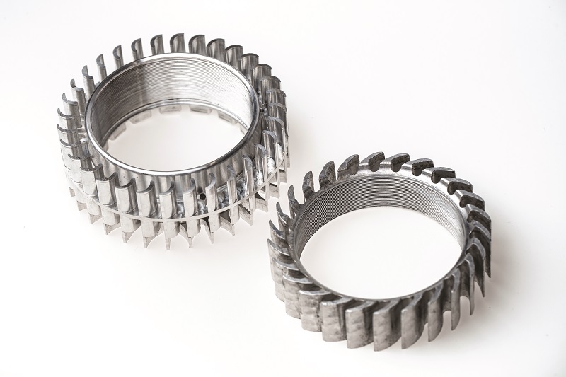 Gears and shafts in the engine are directly lubricated via two main oil injectors atop the mid-section