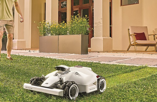 CES - Mammotion's LUBA 2 AWD mower UGV