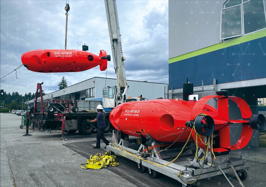 The Aquanaut is fitted with lifting eyes to ease gruond handling and to allow it to operate from vessels of oppurtunity equipped with conventional launch & recovery equiptment. Note the comms/navigation mast
