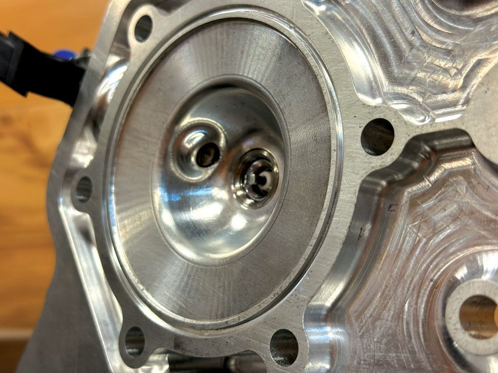 Alpha-Otto’s direct injection lets knock-sensitive fuels enter the cooled chamber after the ports close, reducing pre-ignition risks and helping the homogenous fuel/air mix