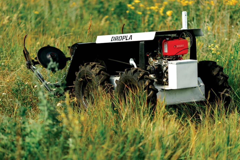 One of the most important functions of Dropla’s UGVs is removing vegetation to clear paths for minesweepers; doing so manually occupies 95% of professional sappers’ time