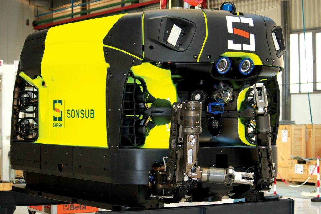 The Hydrone-R weighs 3800 kg in air, integrates cameras and sonars for its AI-based navigation-control system, and achieved a 167-day uninterrupted dive in 2024