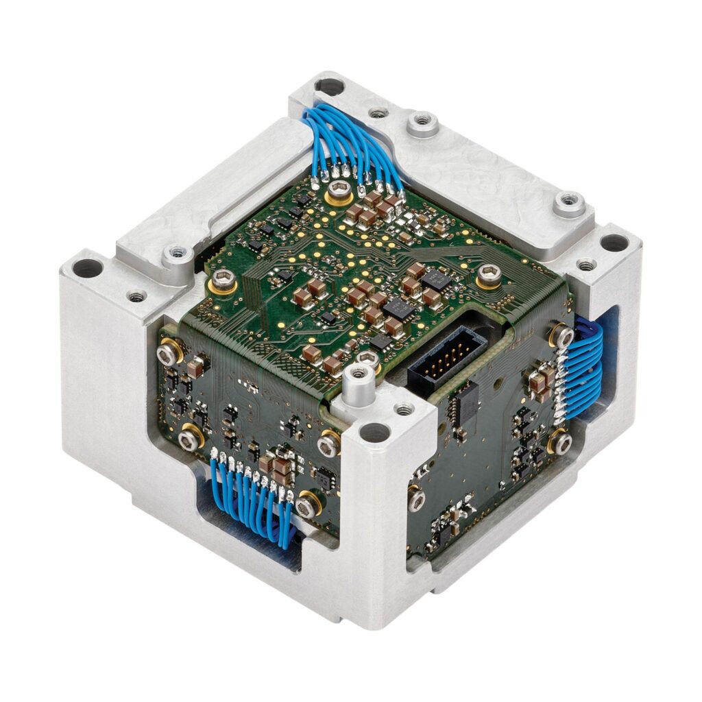 The Pulse 90 is claimed to be the world’s first MEMS-based gyrocompass, with its core solid-state inertial sensors made competitive with FOG technology through calibration